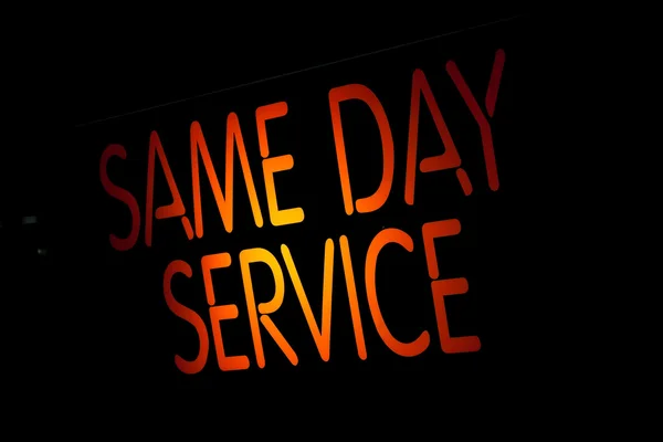 Neonowy znak samego dnia usługi — Zdjęcie stockowe