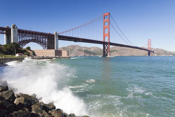 Puente Golden Gate con las olas — Foto de Stock