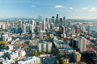 mt.rainier uzaktan görünümü ile Seattle şehir manzarası