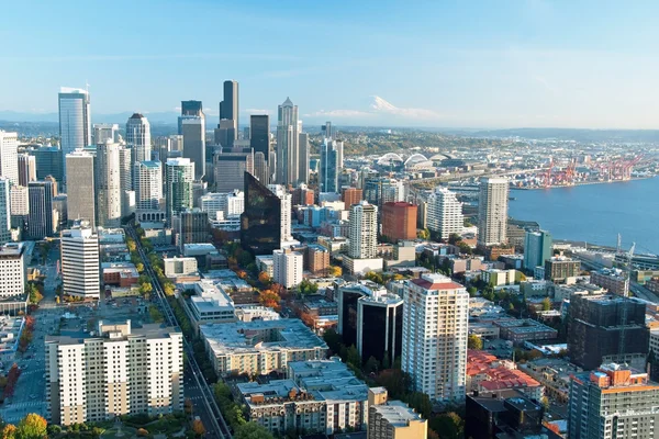 Seattle skyline du centre-ville avec vue sur le Mont Rainier au loin — Photo