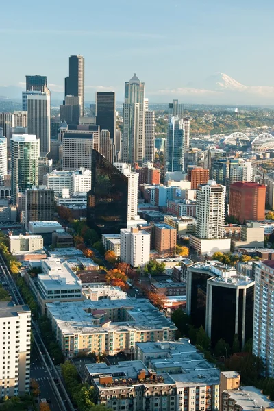 Seattle skyline centro com vista para o Monte Rainier à distância — Fotografia de Stock