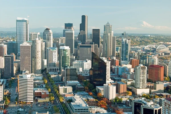 Centrum panoramę Seattle z widokiem mt.rainier w odległości — Zdjęcie stockowe