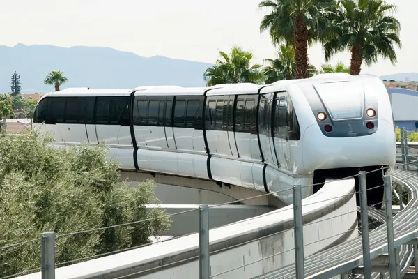 Monorail anländer till stationen på las vegas strip — Stockfoto