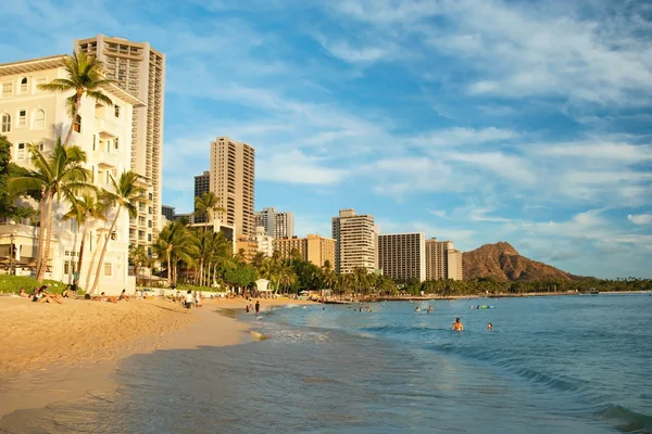 Turista tomando el sol y surfeando en la playa de Waikiki en Hawaii wi —  Fotos de Stock