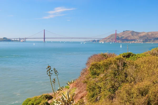 El puente Golden Gate en San Francisco con hermoso oce azul — Foto de Stock