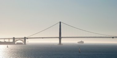 golden gate Köprüsü san francisco sis ve okyanusta ba