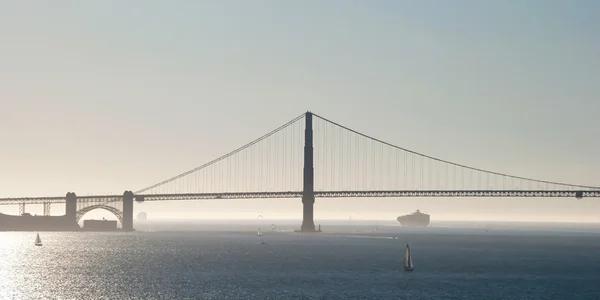 El puente Golden Gate en San Francisco con niebla y océano en ba — Foto de Stock