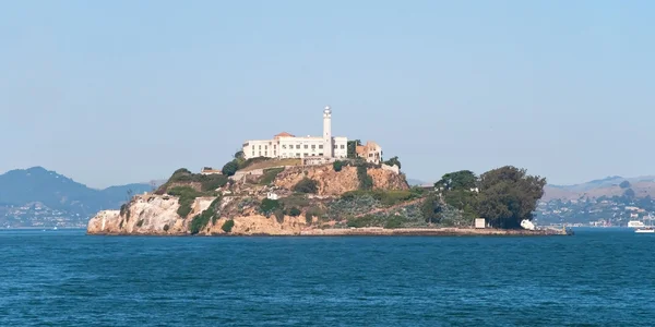 Isla de la cárcel de Alcatraz en la bahía de San Francisco con un hermoso azul — Foto de Stock