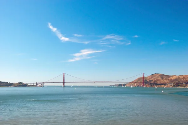 El puente Golden Gate en San Francisco con hermoso oce azul — Foto de Stock