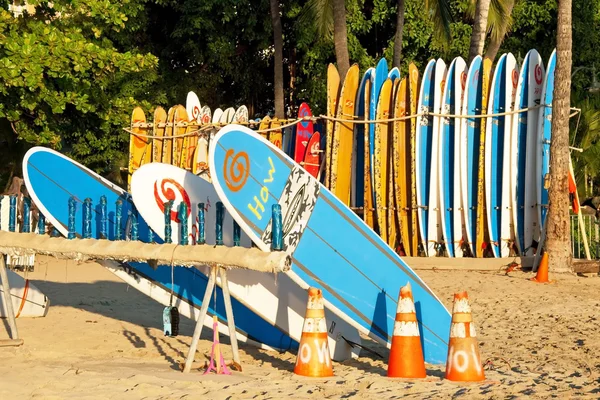 Surfverleih am Strand von Waikiki auf Hawaii — Stockfoto