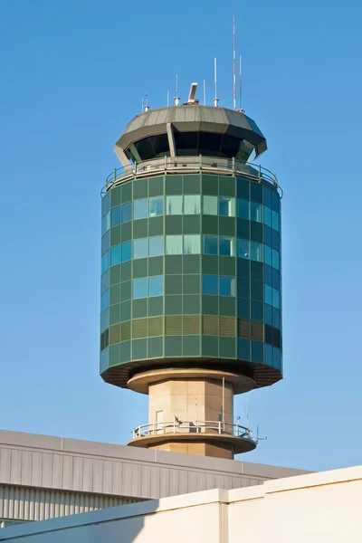 Torre de controle de tráfego aéreo em Aeroporto de Vancouver YVR — Fotografia de Stock