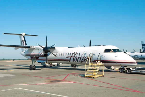 Vliegtuig klaar voor aanhouding in de luchthaven van vancouver yvr밴쿠버 yvr 공항에서 탑승 비행기 준비 — 스톡 사진