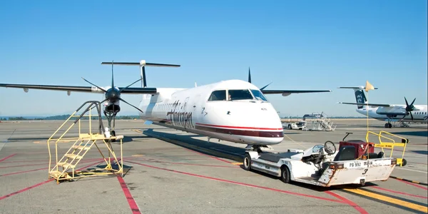 Самолет готов к посадке в аэропорту Ванкувера — стоковое фото