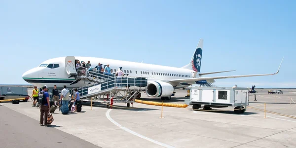 Pessoas que deixam a Boeing Alaska Airlines em Kona em Keahole Internacional — Fotografia de Stock