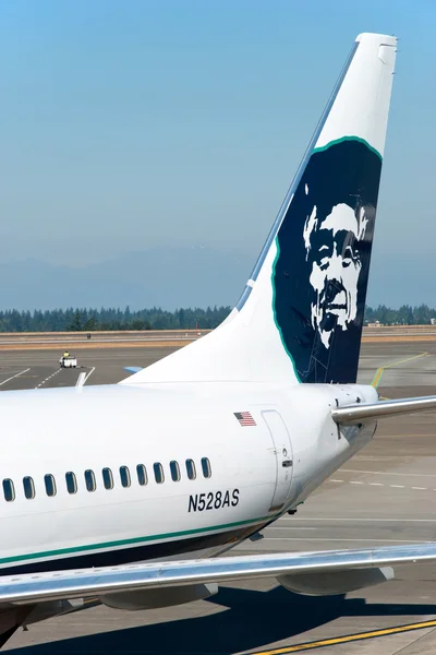 Boeing Alaska Airlines готова к посадке в Сиэтл-Такома Интер — стоковое фото