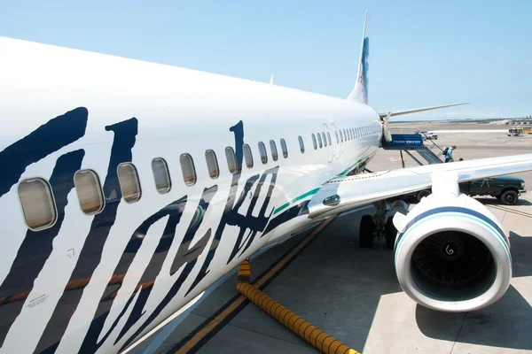 Boeing alaska airlines gotowy do przyjęcia na pokład w kona w keahole inte — Zdjęcie stockowe