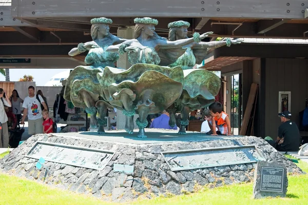 Hula Kahiko women dancers statue in Kona at Keahole internationa — Stock Photo, Image