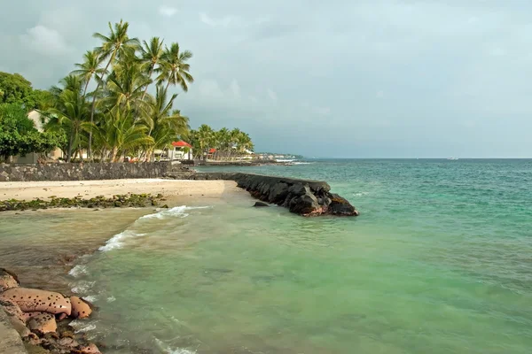 Praia de areia com oceano azul e palmeiras durante a tempestade — Fotografia de Stock