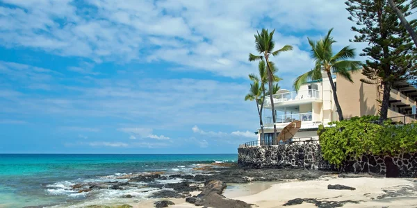 Luxury hotel on untouched sandy beach with palms trees and azure — Stock Photo, Image