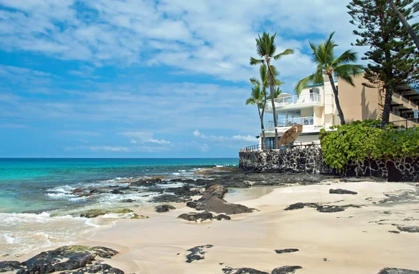 Luxushotel am unberührten Sandstrand mit Palmen und azurblauem Meer — Stockfoto