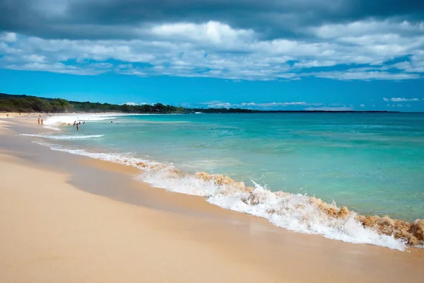 Maui Hawaii adasındaki büyük kumsal, masmavi okyanuslu. — Stok fotoğraf