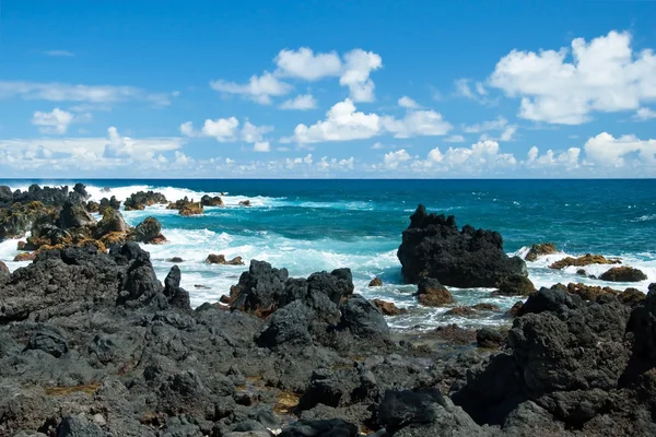 Rocce vulcaniche sulla spiaggia di Hana a Maui Hawaii — Foto Stock