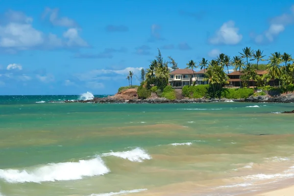 Casa di lusso sulla spiaggia di sabbia incontaminata con palme e azzurro — Foto Stock
