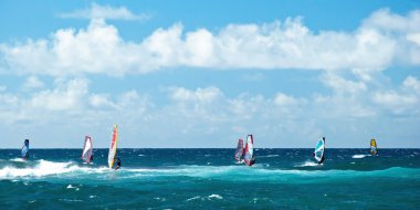 maui Adası Panoraması üzerinde rüzgarlı havalarda rüzgar sörfçüleri