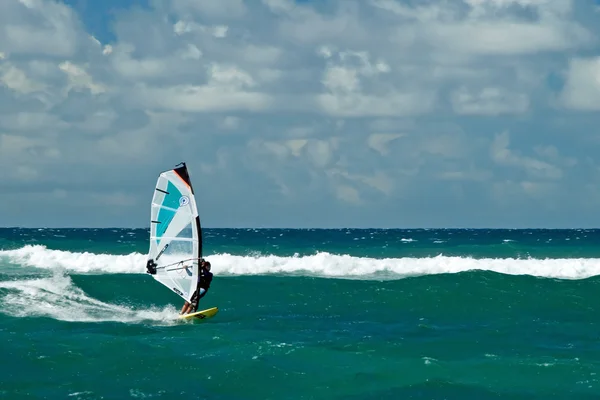 Vindsurfare i blåsigt väder på maui ö — Stockfoto