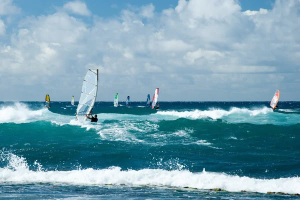 Windsurfer bei windigem Wetter auf maui island Stockbild