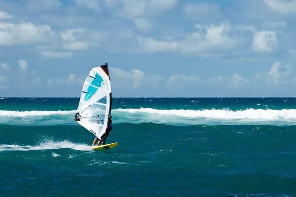 Vindsurfare i blåsigt väder på maui ö — Stockfoto