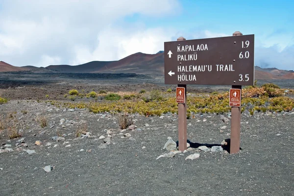 Haleakala-Krater mit Wegen im Haleakala-Nationalpark auf maui lizenzfreie Stockfotos