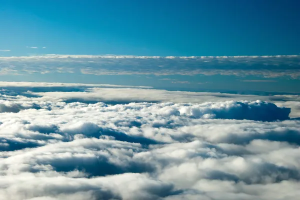 Vista aérea da terra pacífica coberta de nuvens — Fotografia de Stock
