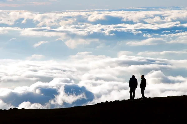 turist siluet haleakala volc üstüne gün batımını izlemek