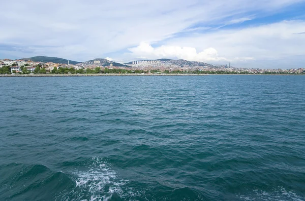 Utsikt över istanbul från färjan till sjöss — Stockfoto