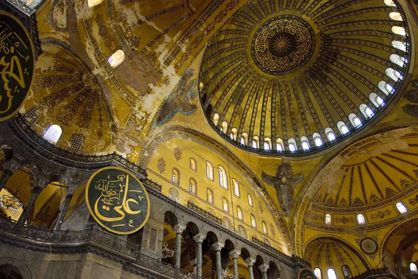 Pohled z uvnitř hagia sophia, strop a stěny jsou vyzdobeny — Stock fotografie