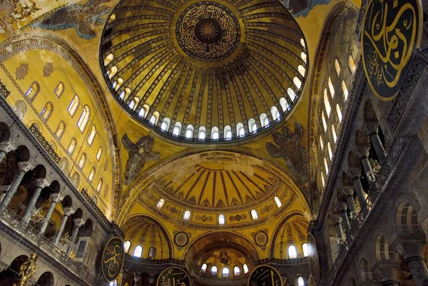 Vista de dentro da Hagia Sophia, o teto e as paredes estão decorados — Fotografia de Stock