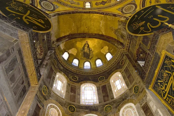 View from inside the Hagia Sophia, the ceiling and the walls are decorated — Stock Photo, Image