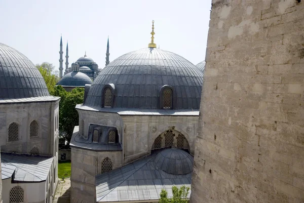 Vista desde la Santa Sofía hasta la mezquita azul de Estambul Turquía . — Foto de Stock