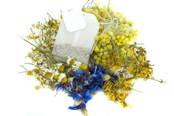 Чай пакет из смеси трав, василька, hypericum, immortele, и ромашки — стоковое фото