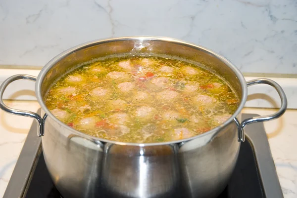 Suppe med kjøttboller i panne – stockfoto