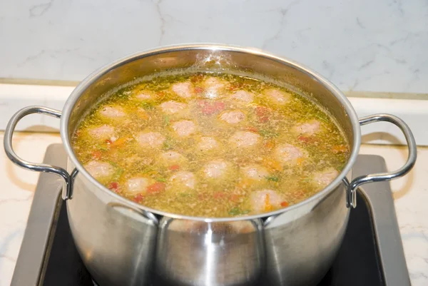 Sopa con albóndigas en la sartén Imagen De Stock