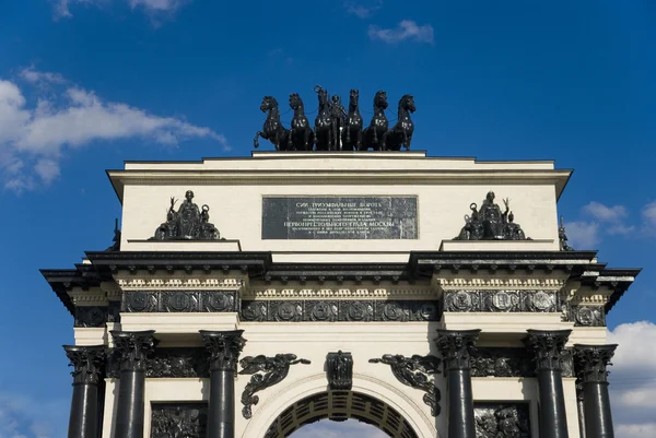 Łuk Triumfalny w Moskwie, zbudowany na cześć zwycięstwa Rosji w wojnie brytyjsko-amerykańskiej. Kutuzow avenue w Moskwie. — Zdjęcie stockowe