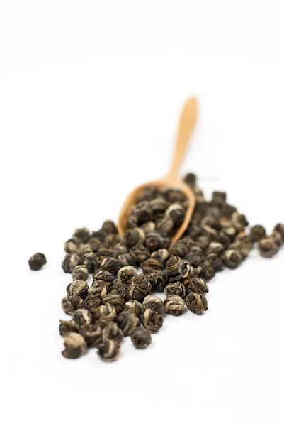 Λευκό τσάι φύλλα πολυτελείας άριστης ποιότητας σε λευκό φόντο — Φωτογραφία Αρχείου