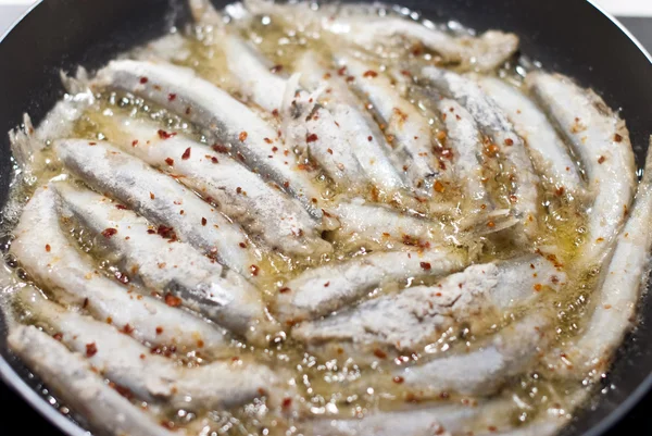 Sardines, gebakken in een pan — Stockfoto