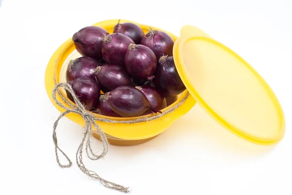 Red bulb onions in yellow bowl on white — Stock Photo, Image