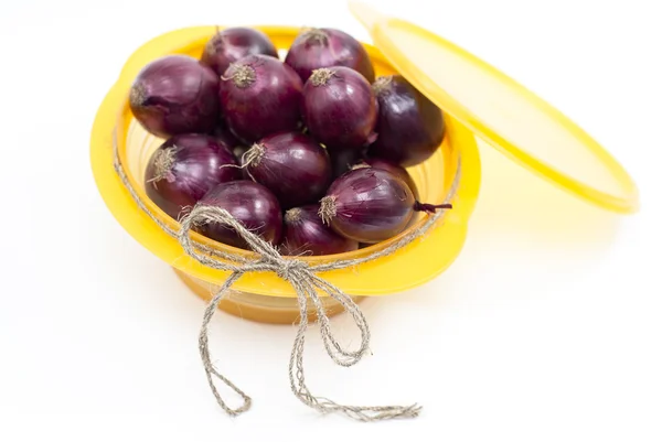 Cebolas de bulbo vermelho em tigela amarela em branco — Fotografia de Stock