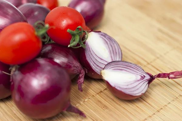 Red bulb onion with red tomatoes