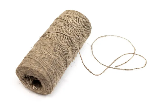 Катушка льняной нитки на белом фоне Лицензионные Стоковые Изображения