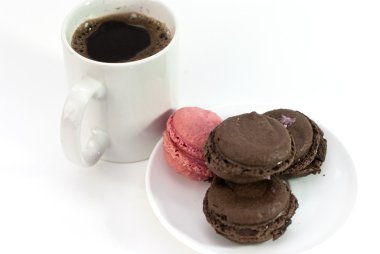 kahve macaroons beyaz zemin üzerine pembe ve kahverengi sesi ile